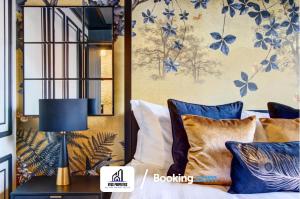1 dormitorio con 1 cama con almohadas azules y blancas en 3 bedroom House By NYOS PROPERTIES Short Lets & Serviced Accommodation Manchester With Garden, en Mánchester