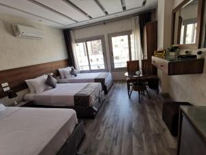 Postel nebo postele na pokoji v ubytování swiss hotel downtown