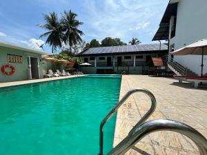 Piscina di Hotel Randiya Anuradhapura o nelle vicinanze