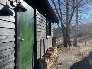 una porta verde sul lato di una casa di Koselig gårdshus a To