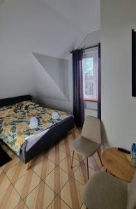 um quarto com uma cama, uma mesa e cadeiras em Zajazd Stradomia em Stradomia Wierzchnia