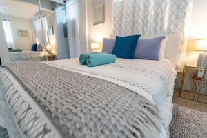 een slaapkamer met een groot bed met blauwe kussens bij One Bedroom Apartment, Private pool, huge yard in Anasco