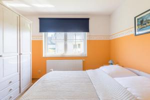 a bedroom with a large bed and a window at Ferienwohnung Katharina EG in Wohlenberg