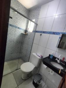 ein Bad mit einem WC, einer Dusche und einem Waschbecken in der Unterkunft Casa de Temporada no Maior São João do Mundo in Campina Grande