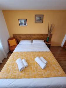 1 cama grande con 2 almohadas blancas. en Casa Maru en Jurilovca