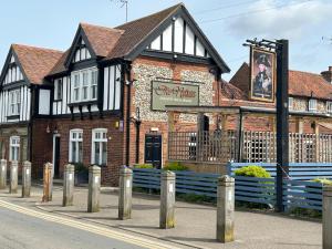 um edifício ao lado de uma rua em The Nelson em Burnham Market