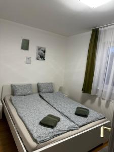 1 dormitorio con 2 almohadas en BükkRoseHill, en Bükkmogyorósd