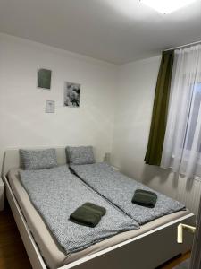 łóżko z dwiema poduszkami w sypialni w obiekcie BükkRoseHill w mieście Bükkmogyorósd