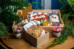 a table with a box of food and other foods at Luksusowe apartamenty przyjazne dla rodzin - zwierzęta akceptowane - budynek A in Podgórzyn
