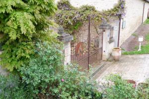 einen Eingang zu einem Haus mit einem schmiedeeisernen Tor in der Unterkunft Moulin de Petoulle in Charenton sur Cher