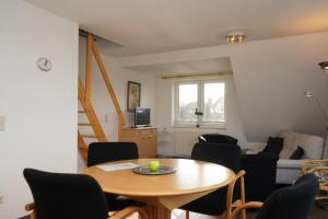ein Wohnzimmer mit einem Tisch und Stühlen in der Unterkunft Kurpark Domizil 6 in Cuxhaven