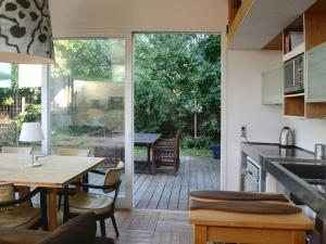 uma cozinha e sala de jantar com uma mesa e um pátio em MV8 in Egmond em Egmond-Binnen