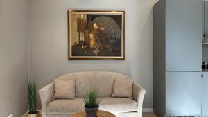 - un salon avec un canapé et une photo sur le mur dans l'établissement Apartment in Tonsberg, à Tønsberg