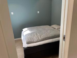 Una cama no hecha en una habitación pequeña con reconocimiento en Apartment in Tonsberg, en Tønsberg