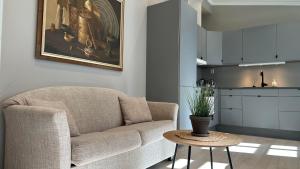 sala de estar con sofá y mesa en Apartment in Tonsberg, en Tønsberg
