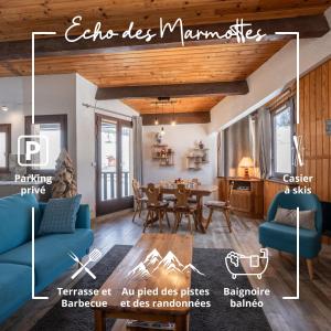 uma sala de estar com um sofá azul e uma mesa em Echo des marmottes - Terrasse - Barbecue - Parking em Enchastrayes