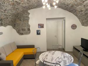 TV a/nebo společenská místnost v ubytování Casa L'Isola di Sara