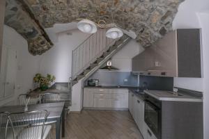 Kuchyň nebo kuchyňský kout v ubytování Casa L'Isola di Sara