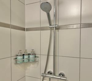 バート・ゾーデン・アム・タウヌスにあるCozy Apartment - Bad Soden - Free Parkingの浴室のシャワーヘッド付きシャワー +21枚の写真