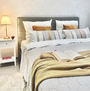 バート・ゾーデン・アム・タウヌスにあるCozy Apartment - Bad Soden - Free Parkingのベッドルーム1室(ベッド1台、本付)