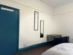 1 dormitorio con 1 cama y 2 espejos en la pared en Comfortable Room in Shared Sheffield Detached House - Room 3, en Neepsend