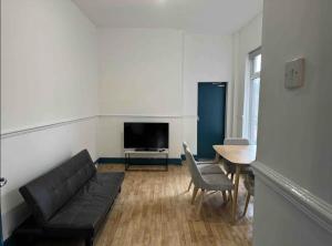 sala de estar con sofá y mesa en Comfortable Room in Shared Sheffield Detached House - Room 3, en Neepsend
