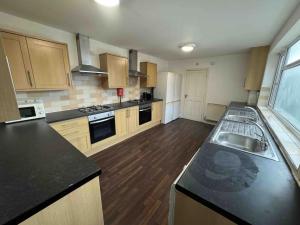 cocina con fregadero y encimera en Comfortable Room in Shared Sheffield Detached House - Room 3, en Neepsend