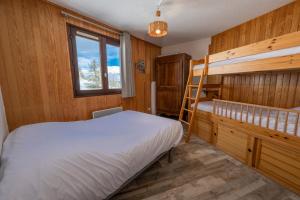 Echo des marmottes - Terrasse - Barbecue - Parking في Enchastrayes: غرفة نوم مع سرير بطابقين وسلم