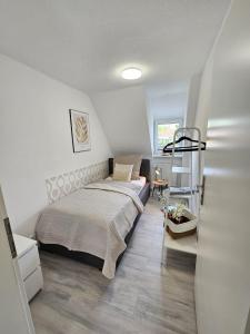 a bedroom with a large bed in a room at Ferienhaus am Stadtpark, 3 Schlafzimmer, Wozi mit Bett und Schalfsofa,Businesswohnung, Monteurezimmer in Salzgitter