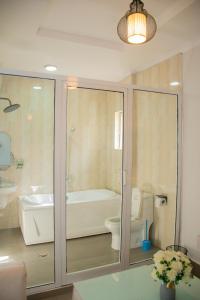een badkamer met een bad, een toilet en een wastafel bij Ladari Apartments in Babati