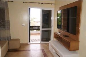 Oued LaouにあるJawharat Mekkadのバスルーム(テレビ付)、ガラスのスライドドアが備わります。