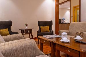 Three Steers Hotel的休息区