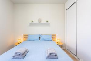 AbadesにあるHome2Book Casa Ewelin Pool & Terrace Abadesのベッドとタオル2枚のある寝室 +40枚の写真