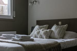 Un pat sau paturi într-o cameră la Huswell - Cosy two bedroom apartment in Middelkerke