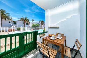un patio avec une table et des chaises sur un balcon dans l'établissement Casa Emilia-close to amenities and the beach, à Puerto del Carmen