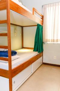 Bunk bed o mga bunk bed sa kuwarto sa Palace Beach Hostel