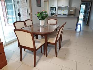 Foto dalla galleria di YF Home Sweet Home FREE WIFI 4 bedroom beautiful house a Craigieburn