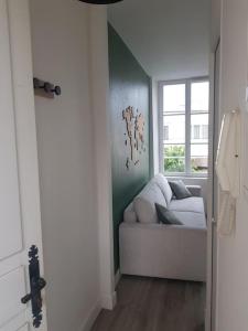 a white couch in a room with a window at Appartement centre d'Orléans en bord de Loire in Orléans +29 photos