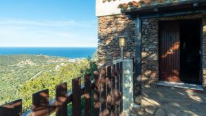 - un balcon avec vue sur l'océan dans l'établissement Casa Cedro, à Porto Ottiolu
