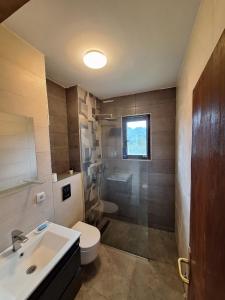Ванная комната в Kosmajski Beg: Vaša privatna vikendica sa bazenom