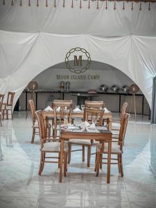 una tenda con tavolo e sedie nella sala da pranzo. di Moon Island Camp a Wadi Rum