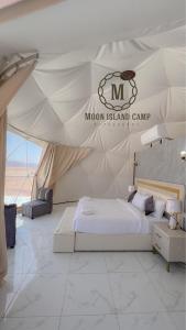 Moon Island Camp في وادي رم: غرفة نوم بسرير في خيمة