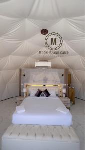 um quarto com uma cama numa tenda em Moon Island Camp em Wadi Rum