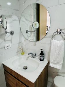a bathroom with a sink and a mirror at Loft luminoso y moderno con excelentes vistas in Medellín