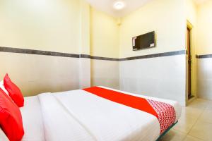 Un pat sau paturi într-o cameră la OYO Hotel Karemore Celebration
