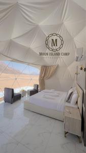 sypialnia z łóżkiem w namiocie w obiekcie Moon Island Camp w mieście Wadi Rum