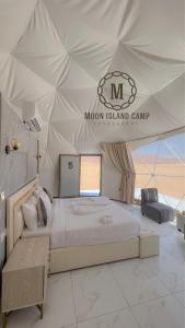 Moon Island Camp في وادي رم: غرفة نوم بسرير كبير في خيمة