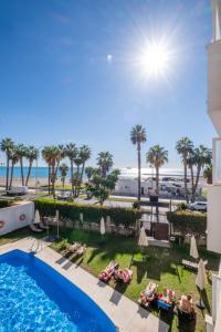 uma vista para a piscina e para a praia a partir da varanda de um resort em Soho Boutique Las Vegas em Málaga