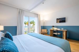 1 dormitorio con cama, escritorio y ventana en Soho Boutique Las Vegas en Málaga