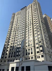 duży biały budynek z wieloma oknami w obiekcie برج ماجيك سويت Magic Suite Tower w Kuwejcie